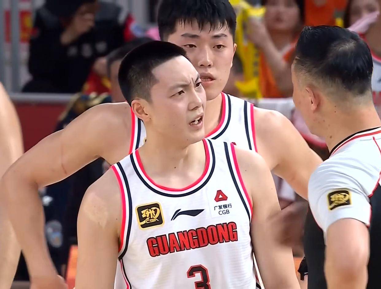 爱游戏体育里昂训练开放日，集结日强势反弹引欢呼，CBA常规赛在即，阵容厚度经受考验的简单介绍