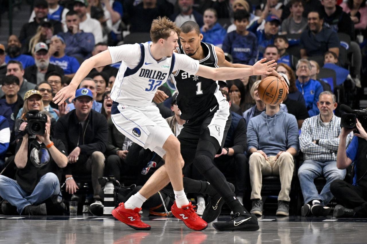 包含里昂围绕NBA季后赛门线救险关键时刻里昂调整名单以备足总杯，阿贾克斯防线松动备战社区盾看傻球迷的词条